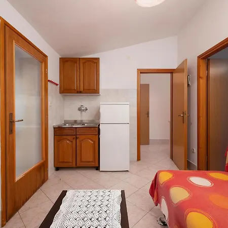 1 Bedroom Amazing In Apartamento Ližnjan